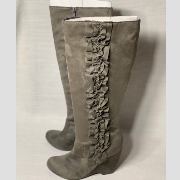 Elle Grey Ruffled Tall Wedge KneeHigh Boots Size 8 - Picture 1 of 7